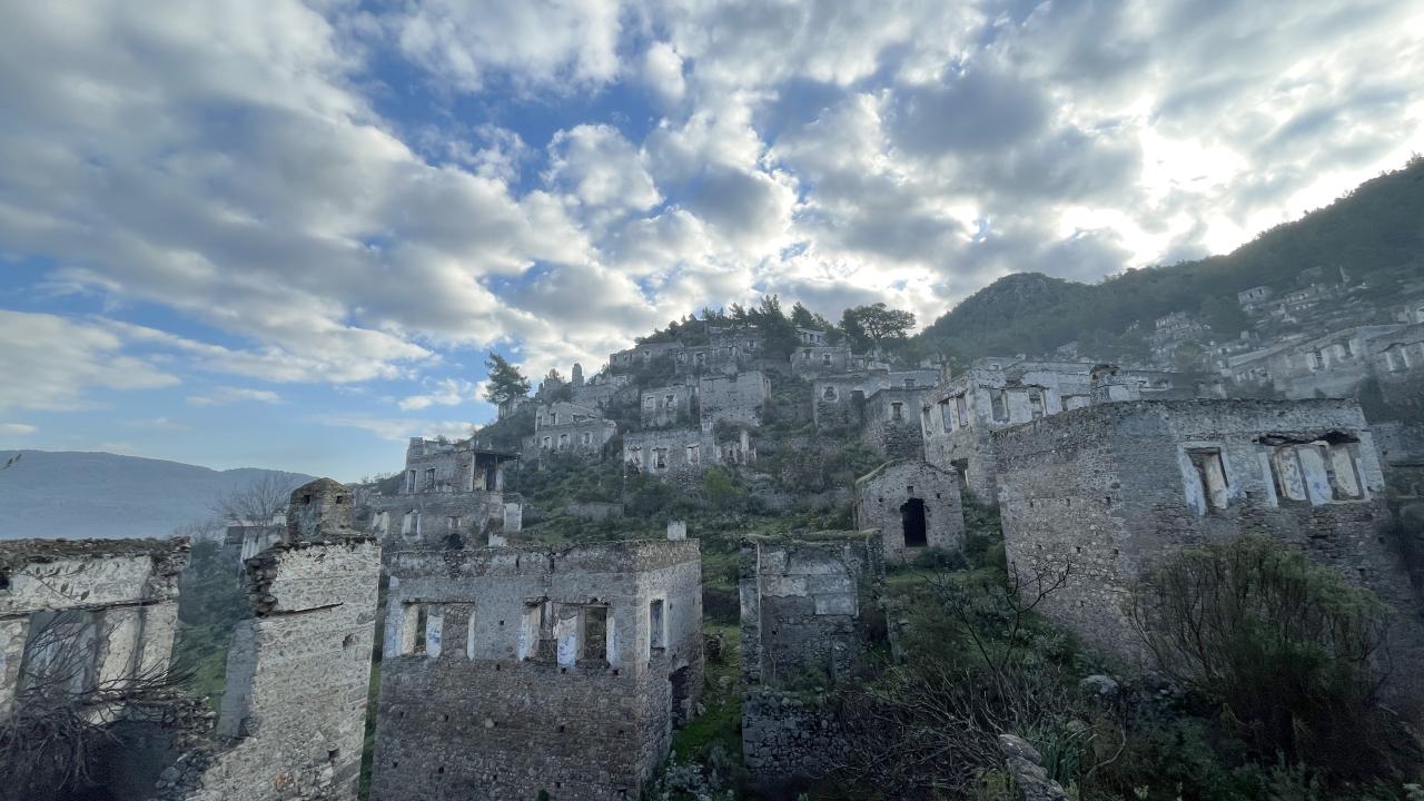 Kendisi "hayalet" ama ekonomisi "canlı" 17