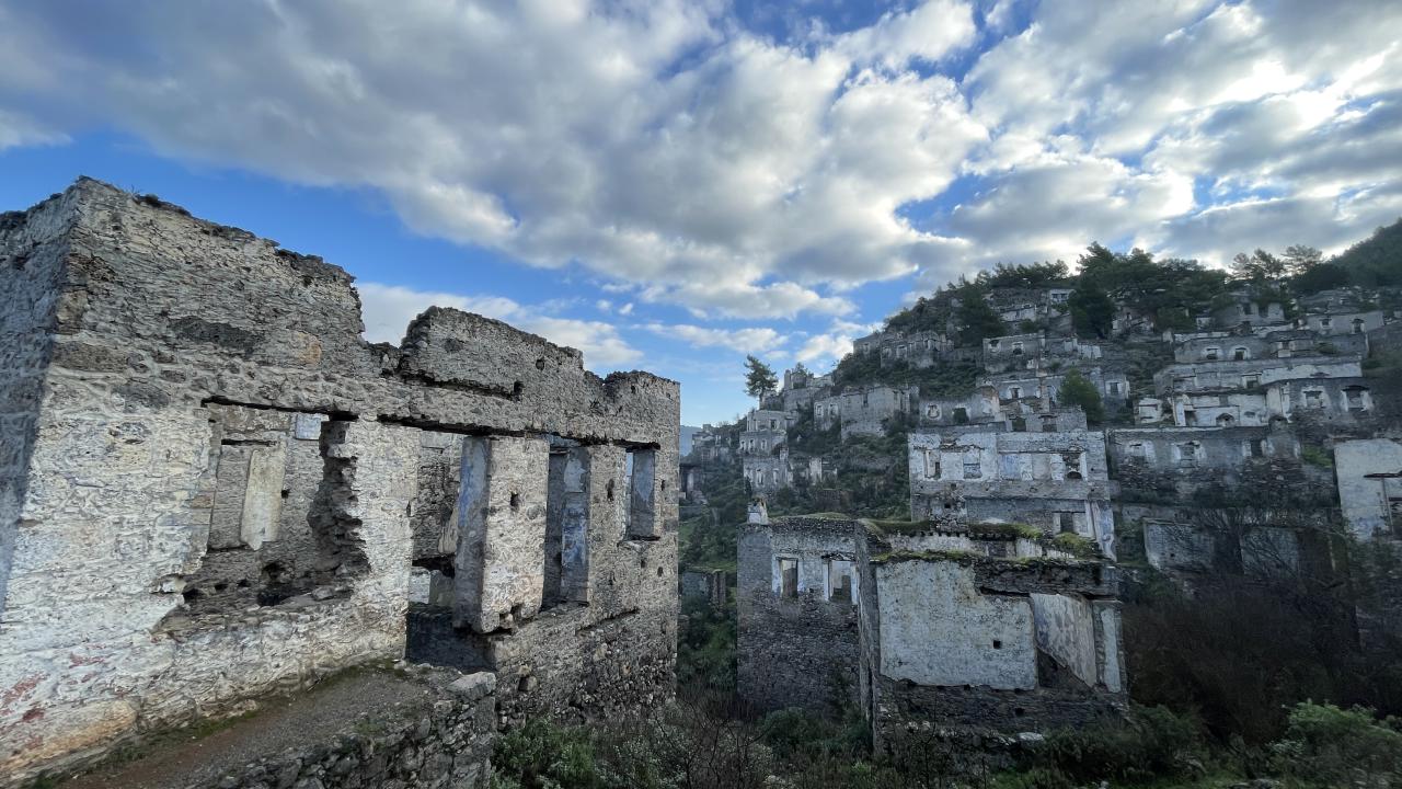Kendisi "hayalet" ama ekonomisi "canlı" 8