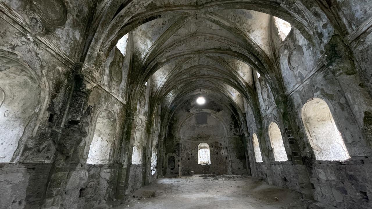 Kendisi "hayalet" ama ekonomisi "canlı" 18