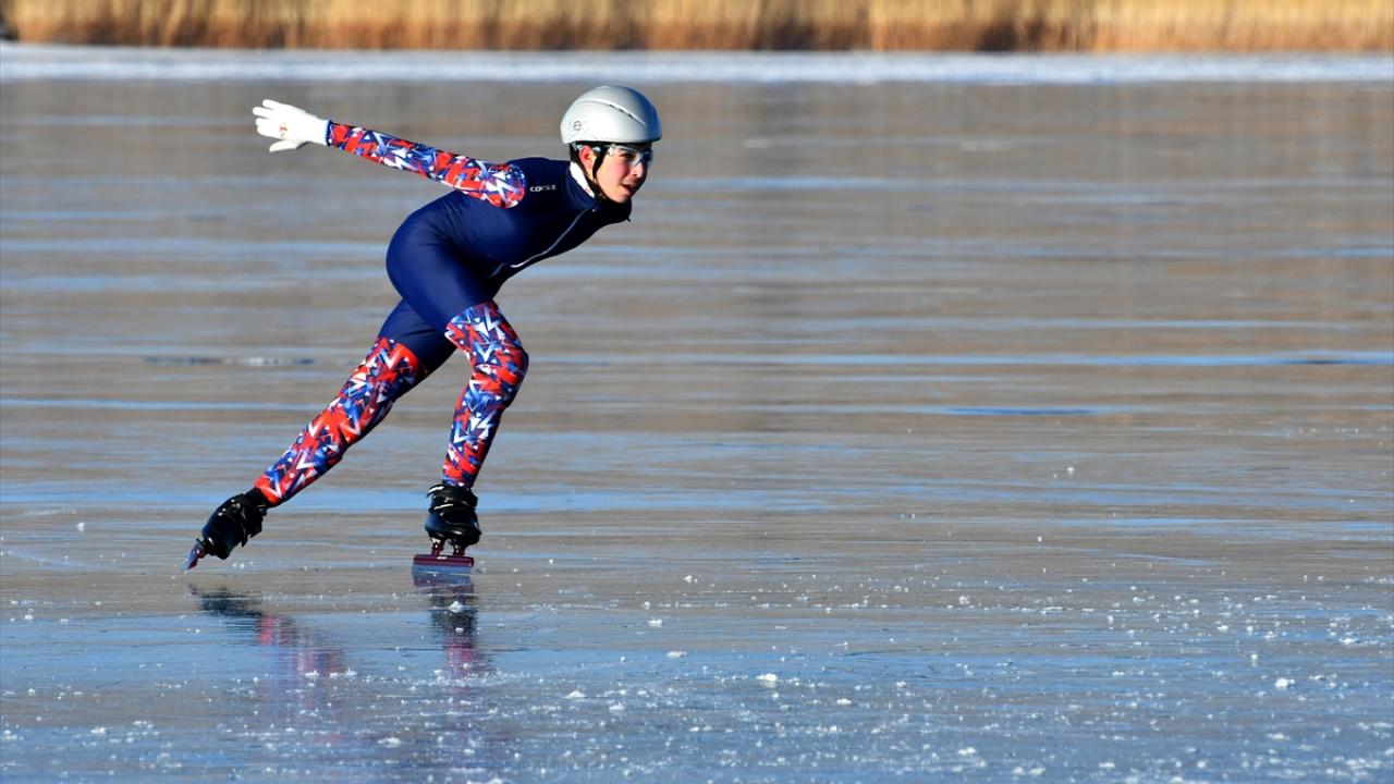 Yüzeyi buzla kaplı Çıldır Gölü'nde hayranlık uyandıran görüntü 15