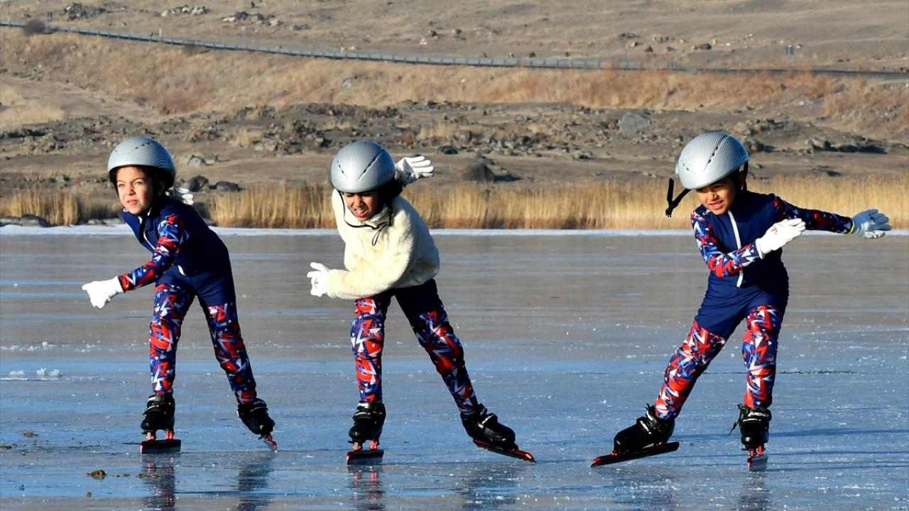 Yüzeyi buzla kaplı Çıldır Gölü'nde hayranlık uyandıran görüntü 13