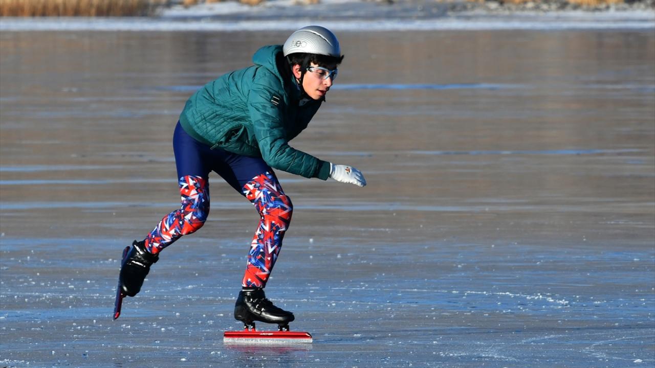 Yüzeyi buzla kaplı Çıldır Gölü'nde hayranlık uyandıran görüntü 12