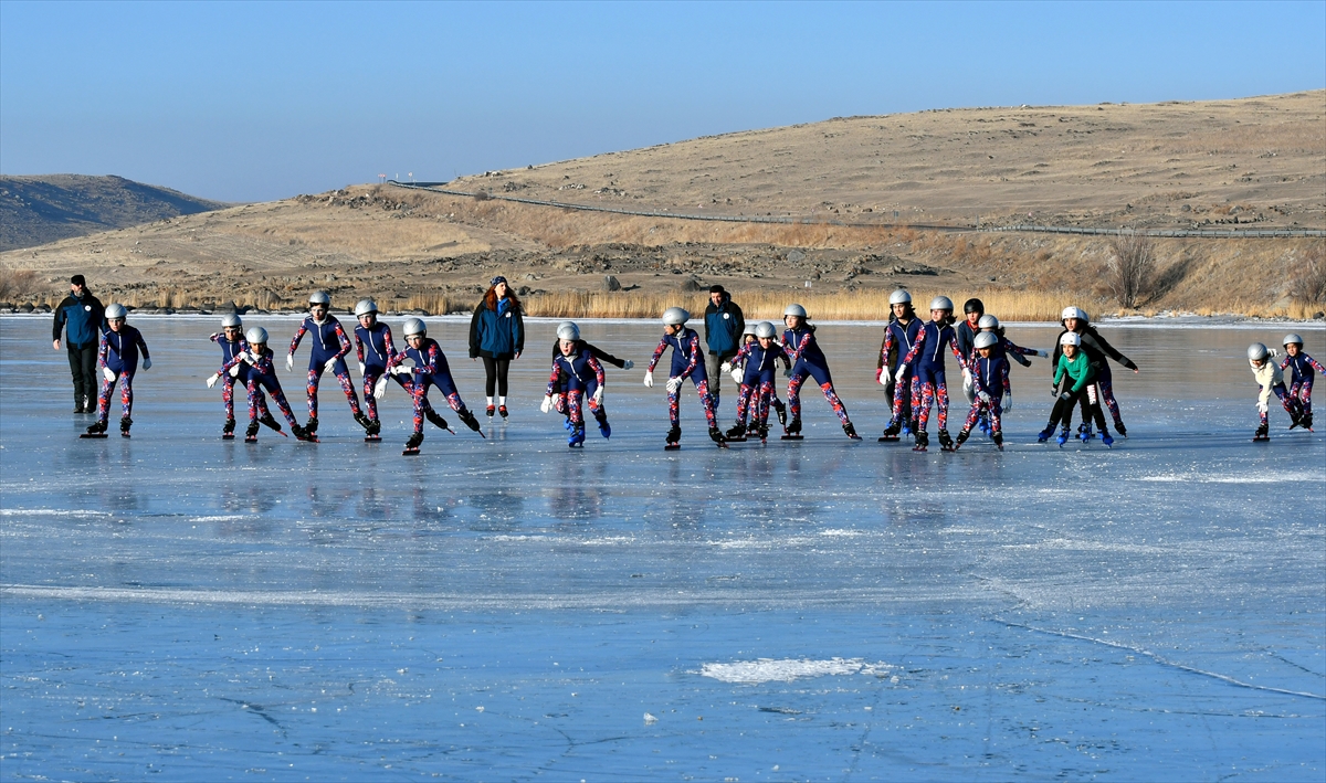 Yüzeyi buzla kaplı Çıldır Gölü'nde hayranlık uyandıran görüntü 10