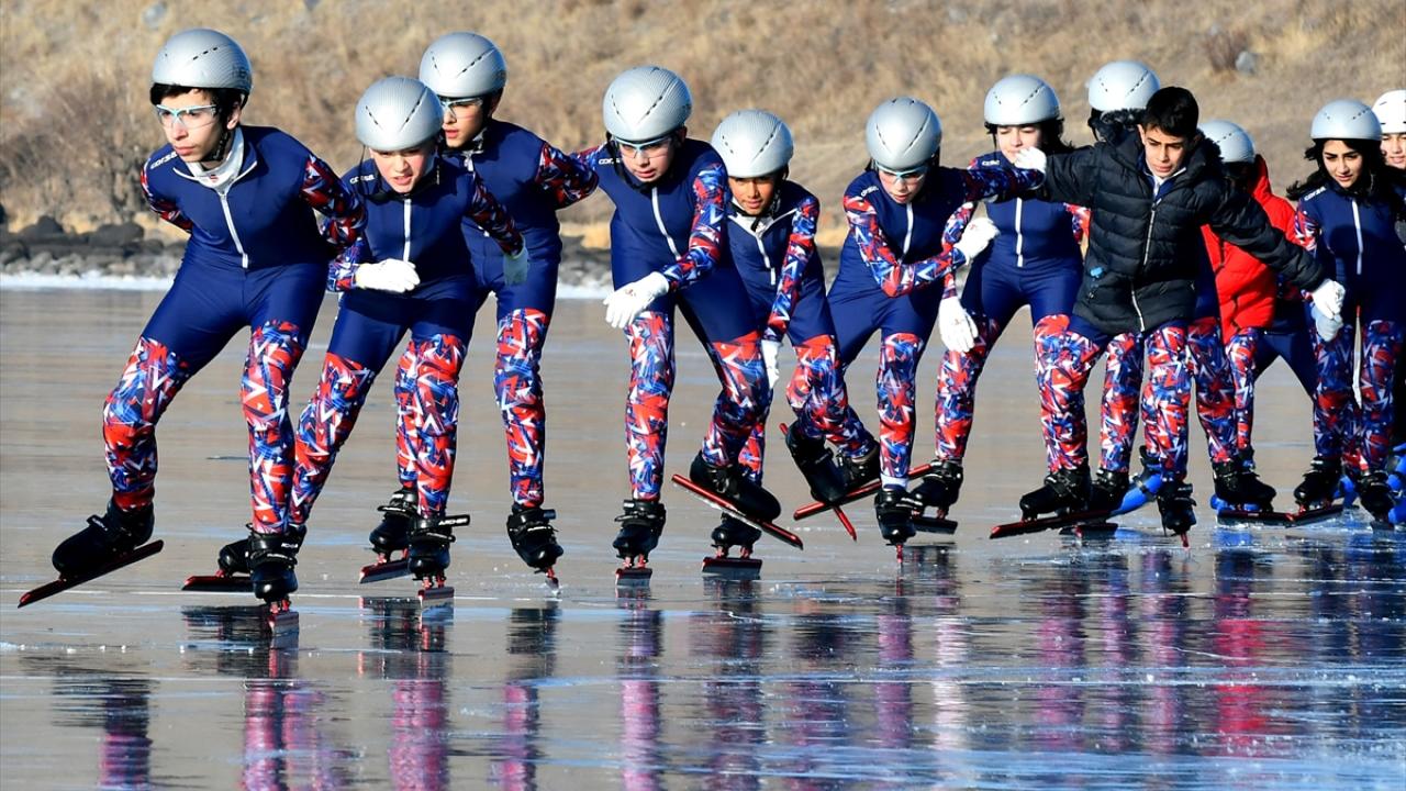 Yüzeyi buzla kaplı Çıldır Gölü'nde hayranlık uyandıran görüntü 11