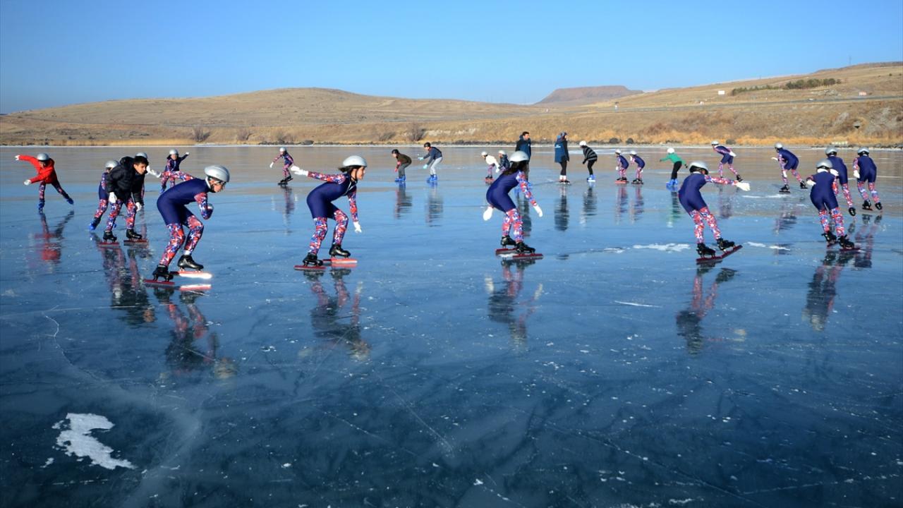 Yüzeyi buzla kaplı Çıldır Gölü'nde hayranlık uyandıran görüntü 8