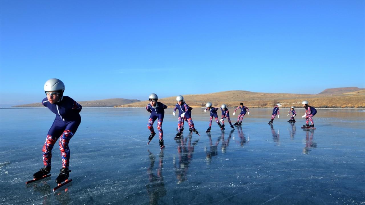 Yüzeyi buzla kaplı Çıldır Gölü'nde hayranlık uyandıran görüntü 9
