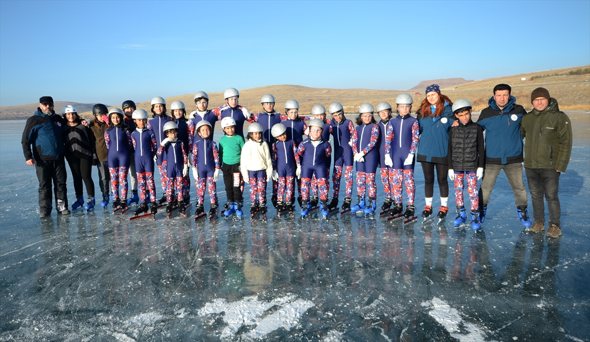 Yüzeyi buzla kaplı Çıldır Gölü'nde hayranlık uyandıran görüntü 6