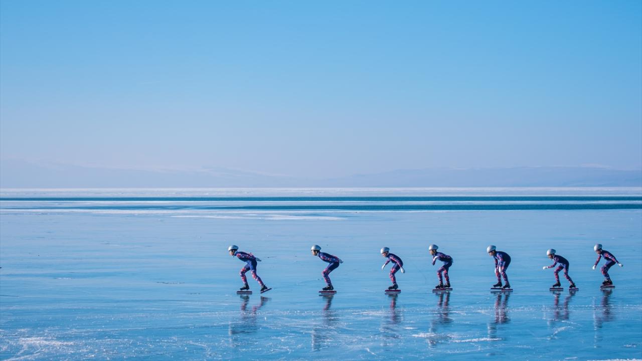 Yüzeyi buzla kaplı Çıldır Gölü'nde hayranlık uyandıran görüntü 7