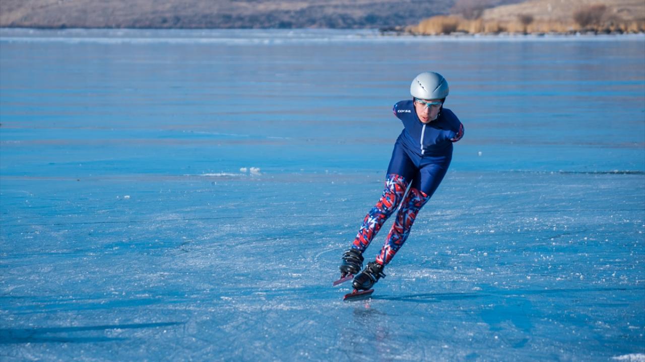 Yüzeyi buzla kaplı Çıldır Gölü'nde hayranlık uyandıran görüntü 5