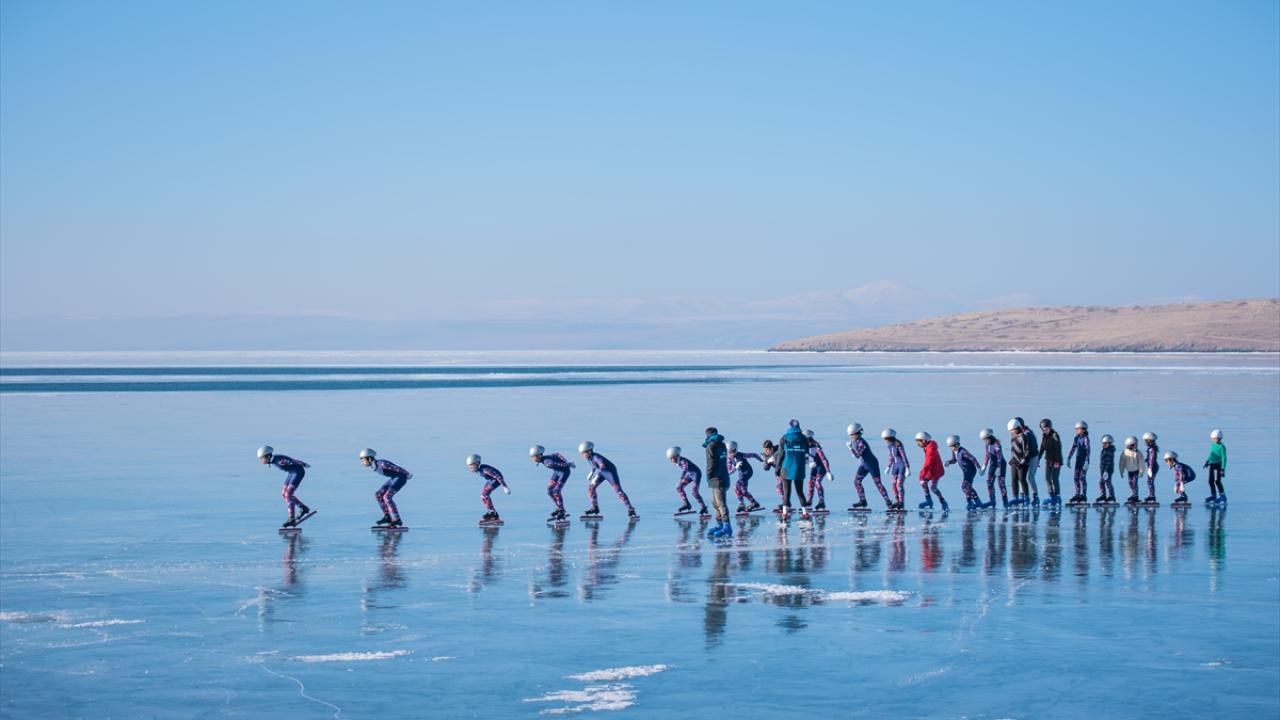 Yüzeyi buzla kaplı Çıldır Gölü'nde hayranlık uyandıran görüntü 1