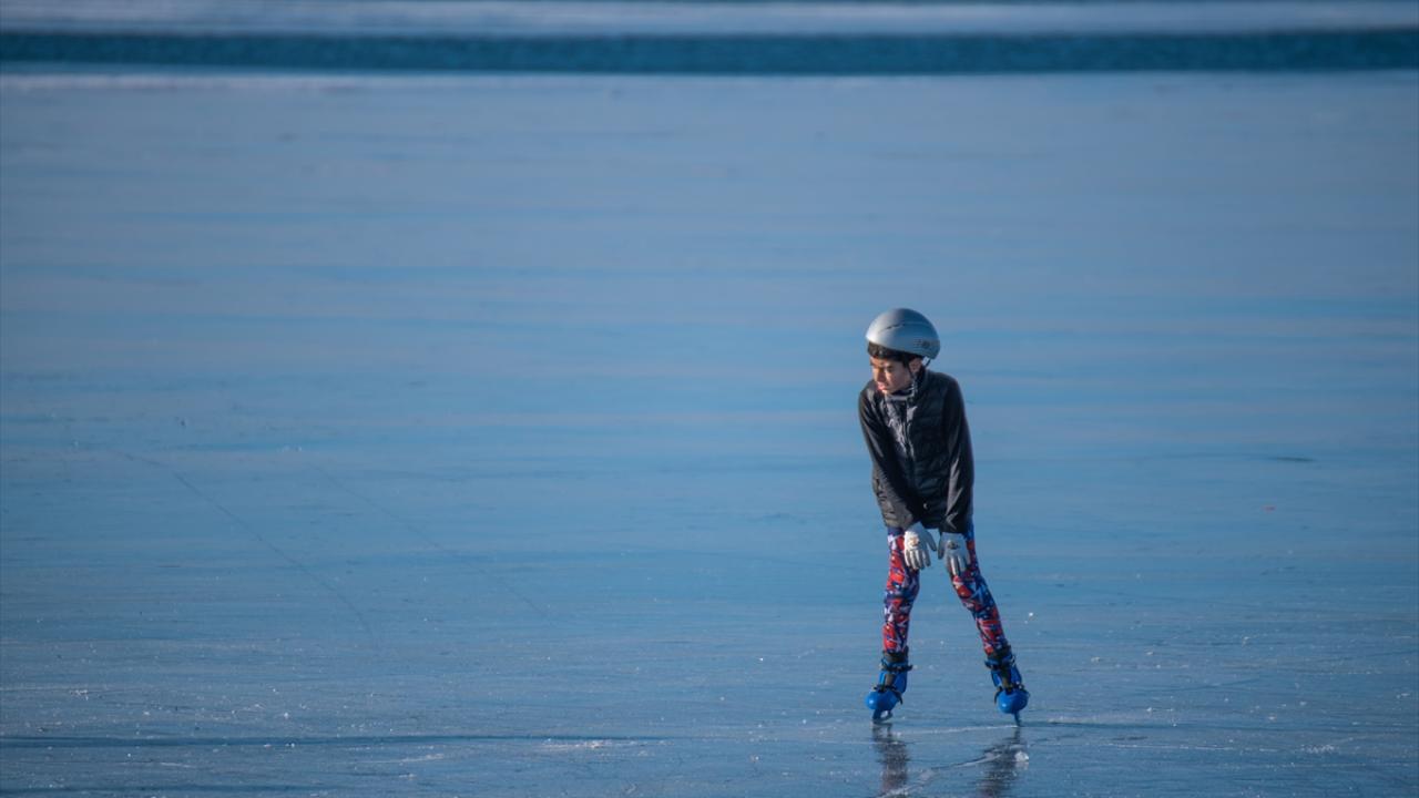 Yüzeyi buzla kaplı Çıldır Gölü'nde hayranlık uyandıran görüntü 3
