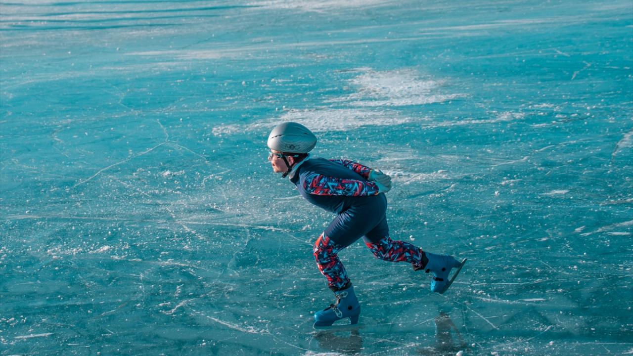 Yüzeyi buzla kaplı Çıldır Gölü'nde hayranlık uyandıran görüntü 4