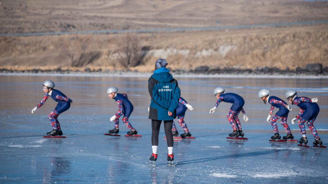 Yüzeyi buzla kaplı Çıldır Gölü'nde hayranlık uyandıran görüntü 2