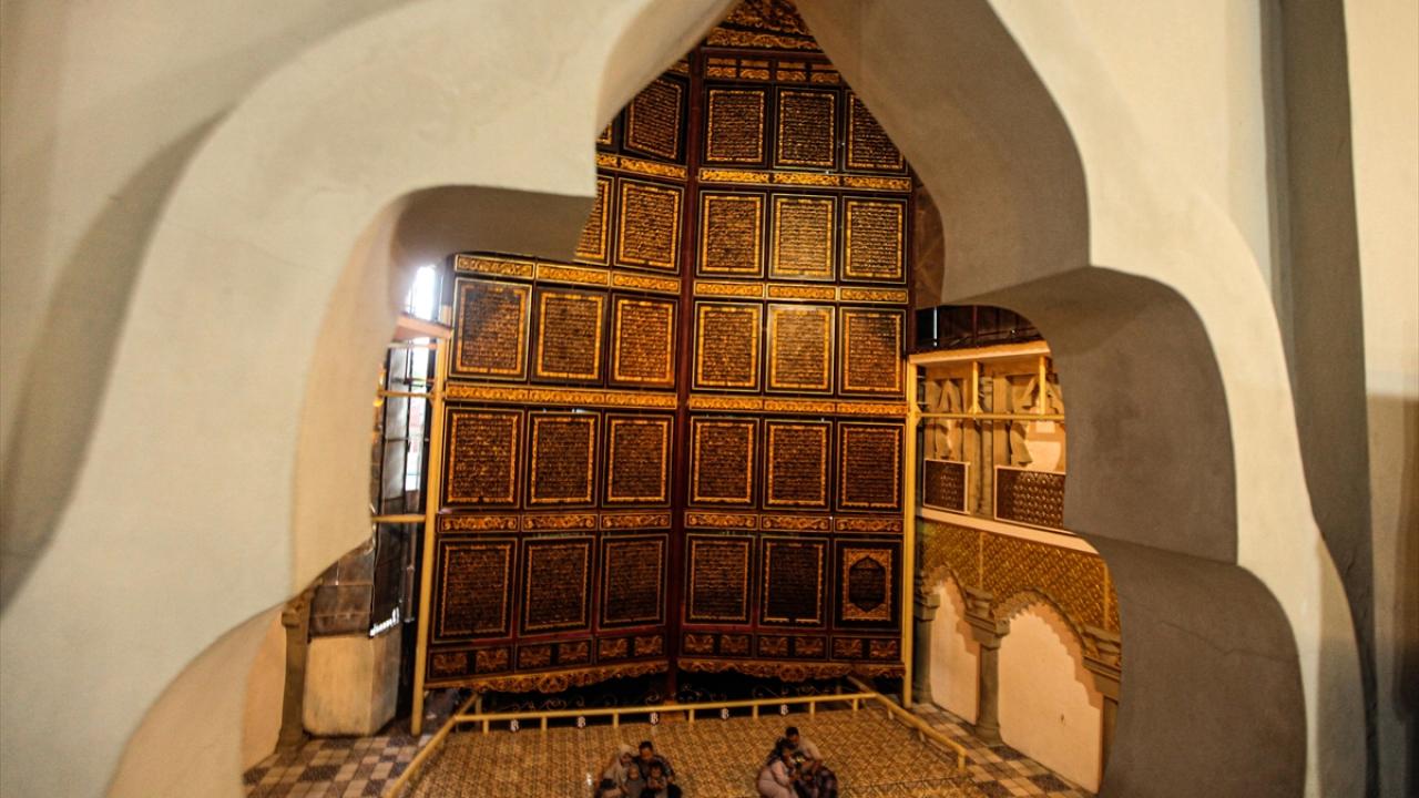 Dünyanın en büyük ahşaba işlenmiş Kur'an-ı Kerim'i 13