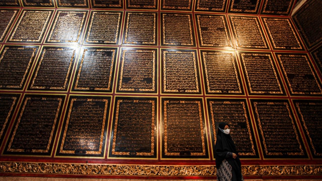 Dünyanın en büyük ahşaba işlenmiş Kur'an-ı Kerim'i 11