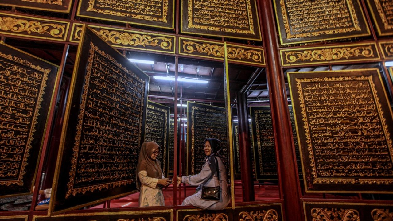 Dünyanın en büyük ahşaba işlenmiş Kur'an-ı Kerim'i 12