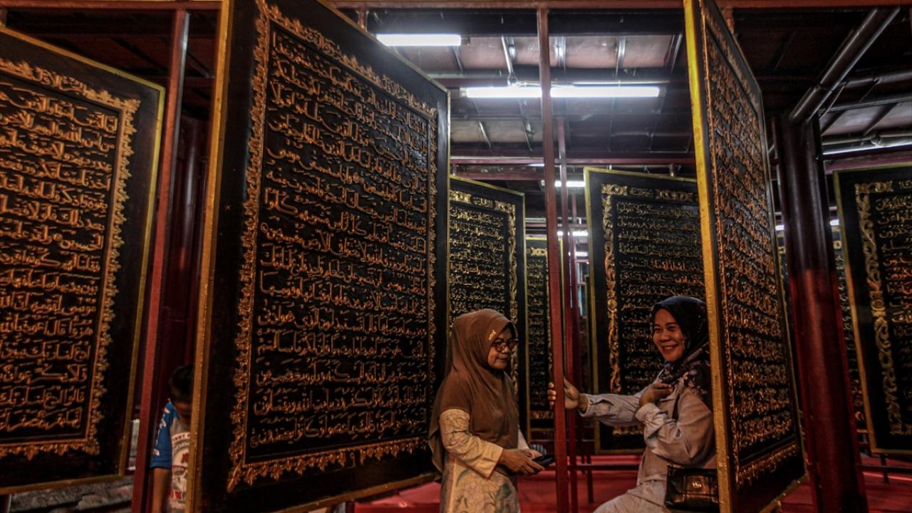 Dünyanın en büyük ahşaba işlenmiş Kur'an-ı Kerim'i 9