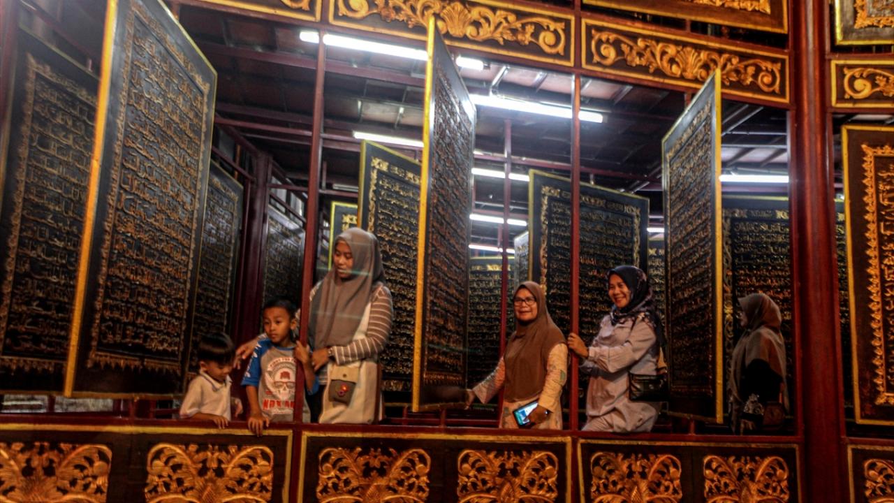 Dünyanın en büyük ahşaba işlenmiş Kur'an-ı Kerim'i 10