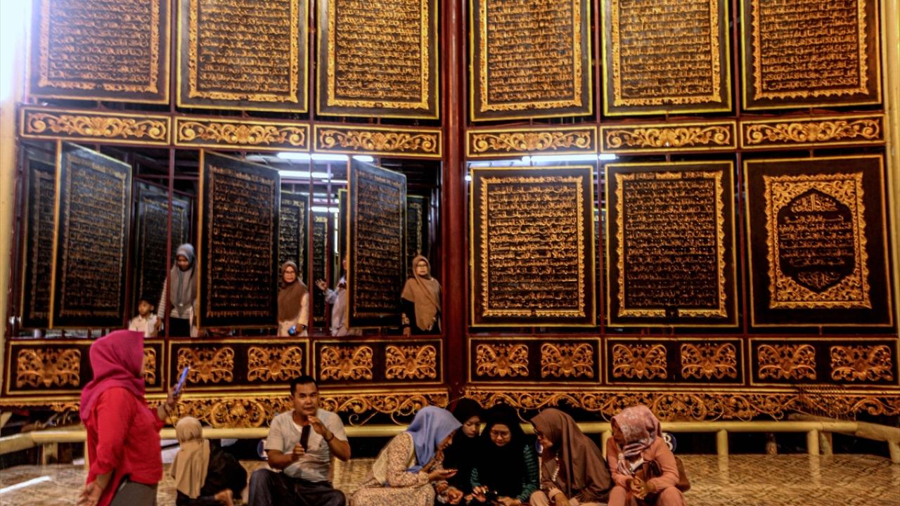 Dünyanın en büyük ahşaba işlenmiş Kur'an-ı Kerim'i 8