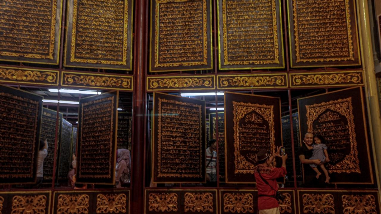 Dünyanın en büyük ahşaba işlenmiş Kur'an-ı Kerim'i 3
