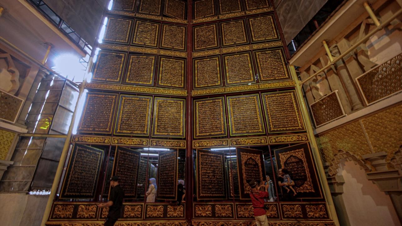 Dünyanın en büyük ahşaba işlenmiş Kur'an-ı Kerim'i 2