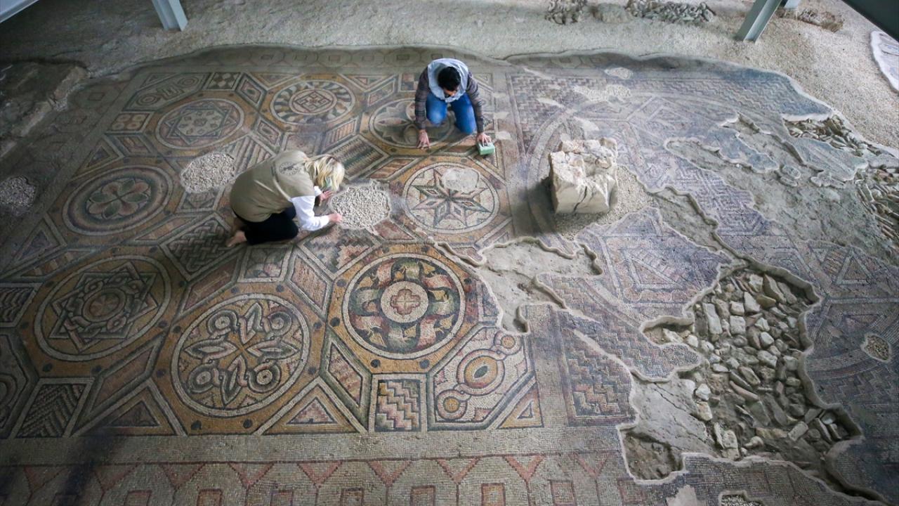 Tarihin yüzlerce yıllık tanığı mozaikler özenle gelecek kuşaklara aktarılıyor 21