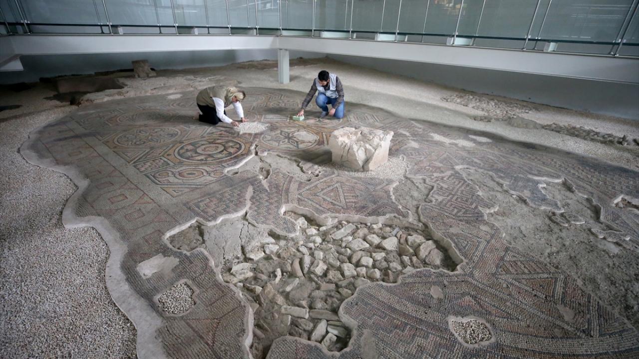 Tarihin yüzlerce yıllık tanığı mozaikler özenle gelecek kuşaklara aktarılıyor 15