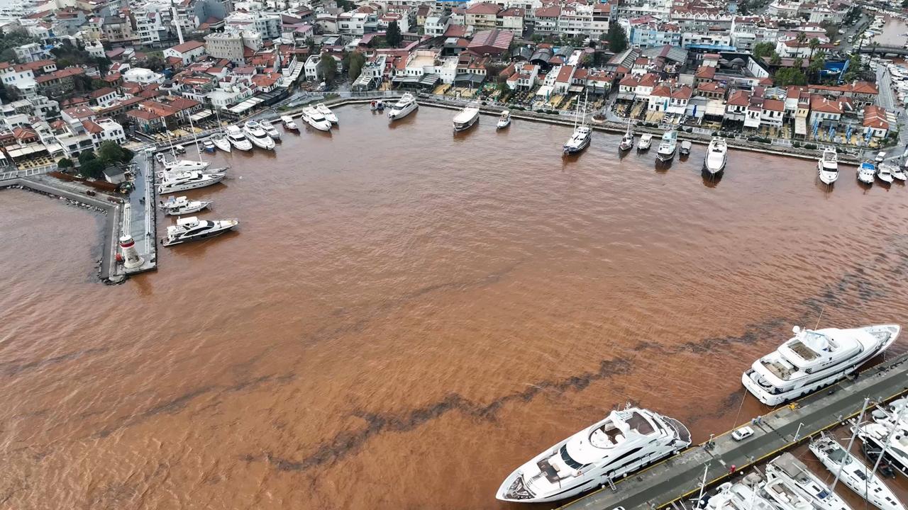 Görenleri şaşkına uğratan manzara, Marmaris’te denizin rengi değişti 10