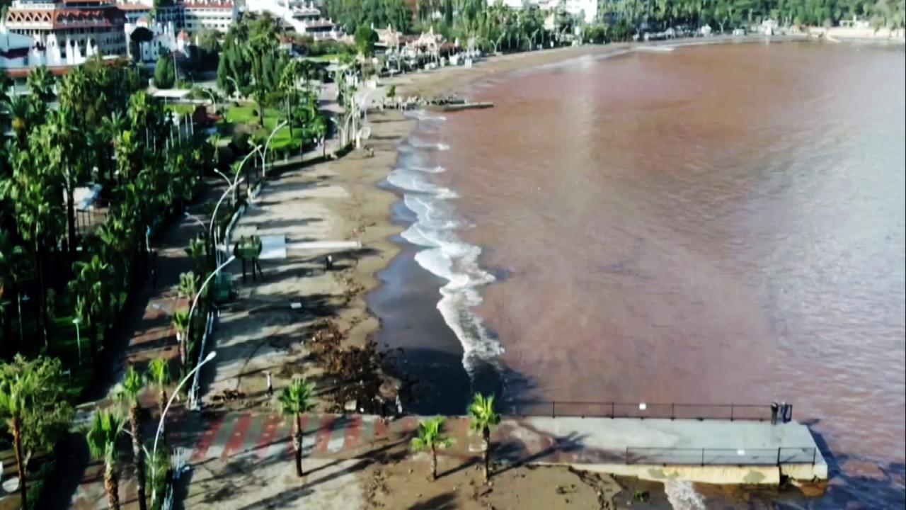 Görenleri şaşkına uğratan manzara, Marmaris’te denizin rengi değişti 11