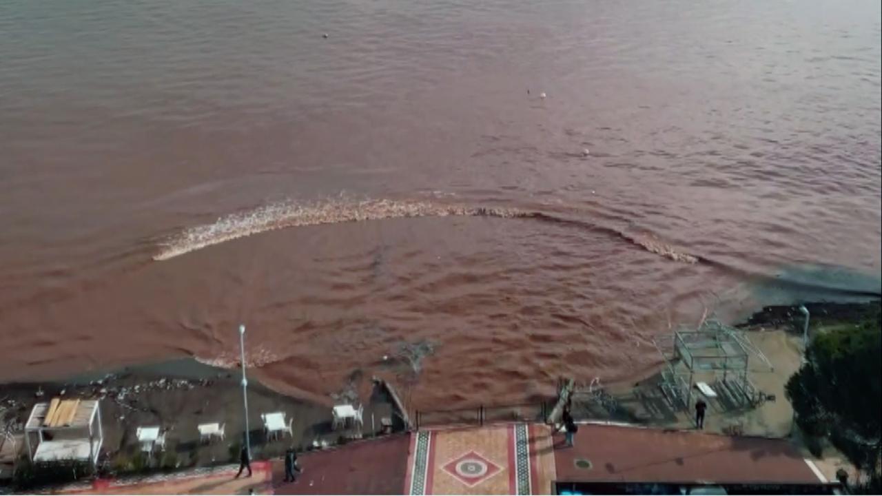 Görenleri şaşkına uğratan manzara, Marmaris’te denizin rengi değişti 9