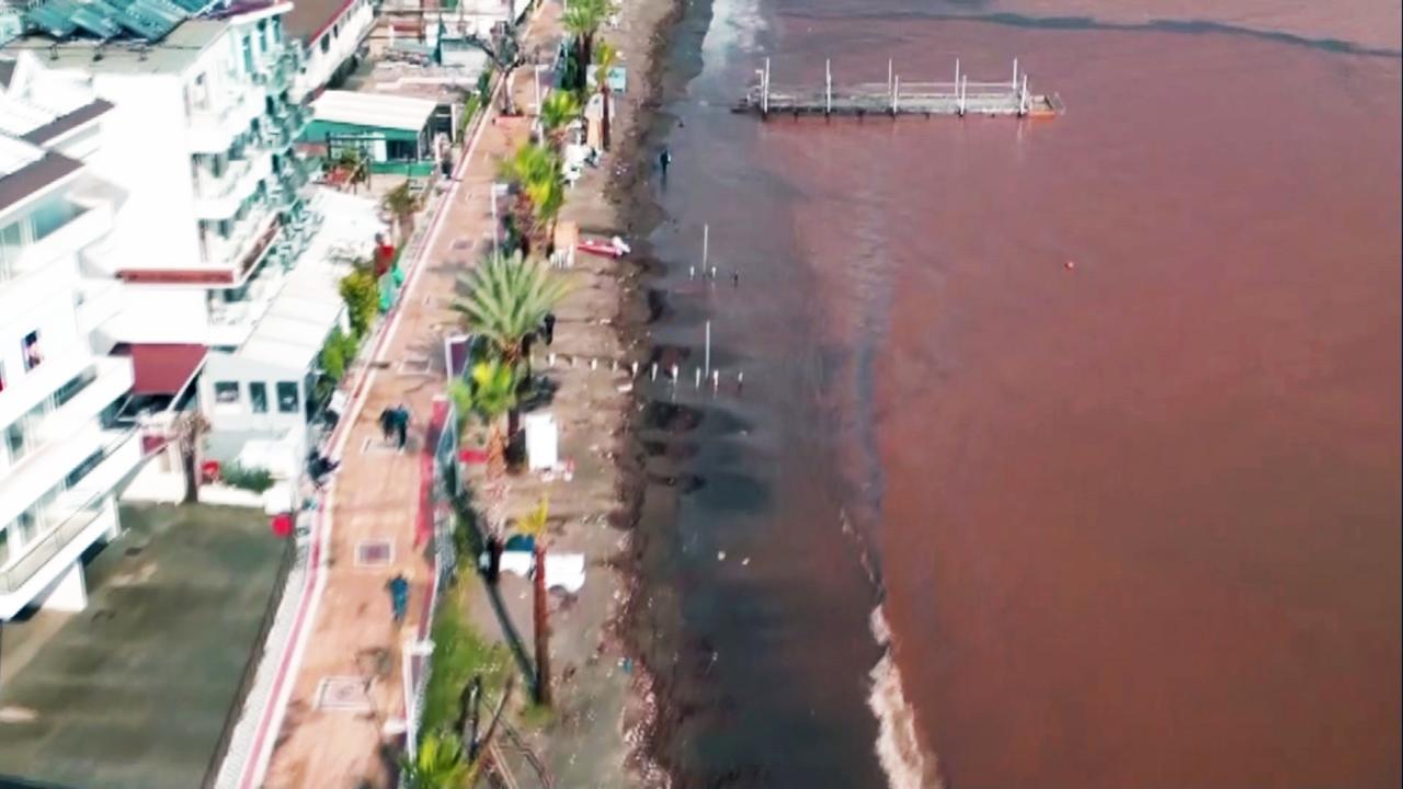 Görenleri şaşkına uğratan manzara, Marmaris’te denizin rengi değişti 4