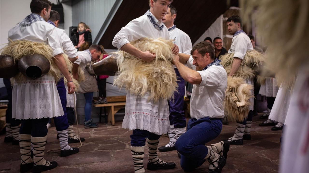 Koyun postu giydiler, kötülükleri kovdular... 11