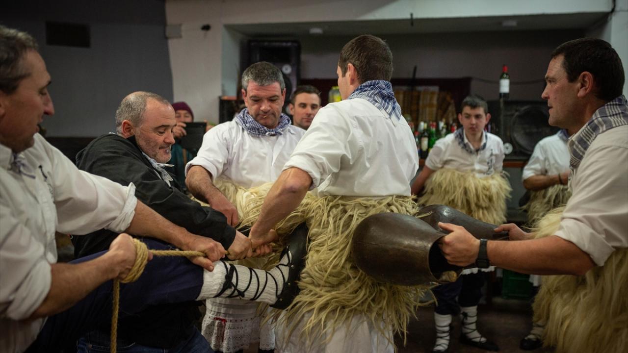 Koyun postu giydiler, kötülükleri kovdular... 12