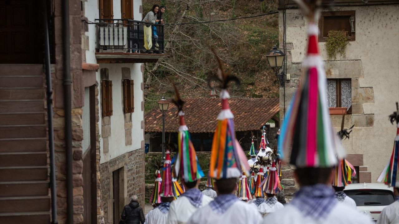 Koyun postu giydiler, kötülükleri kovdular... 9