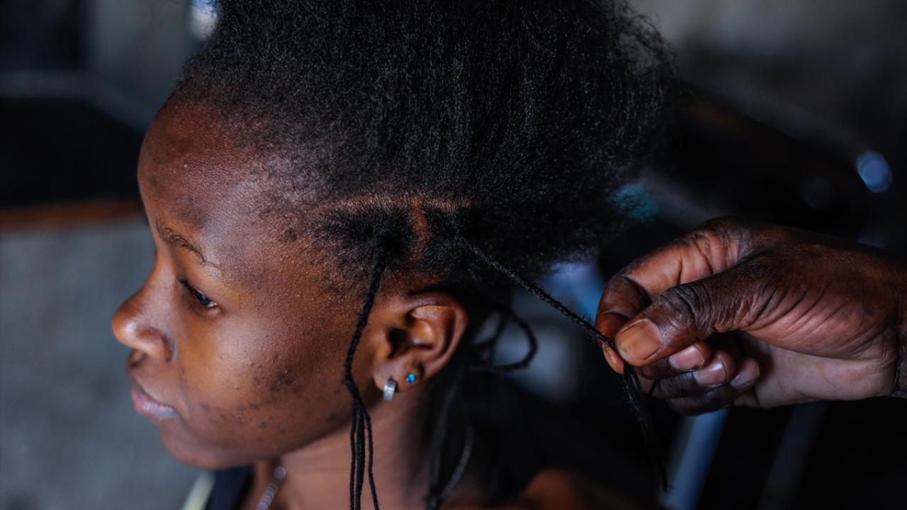 Afrika'da bir değişik kuaför salonu 14