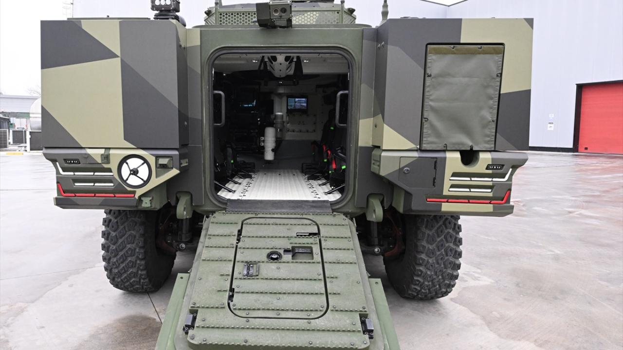 Türkiye'nin yerli motorlu ilk 8x8 aracı göreve hazır 17