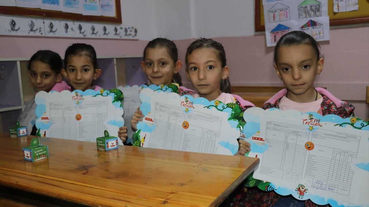 Beşiz kızlar ilk karnelerini aldı hepsinin yüzünde aynı tebessüm 1