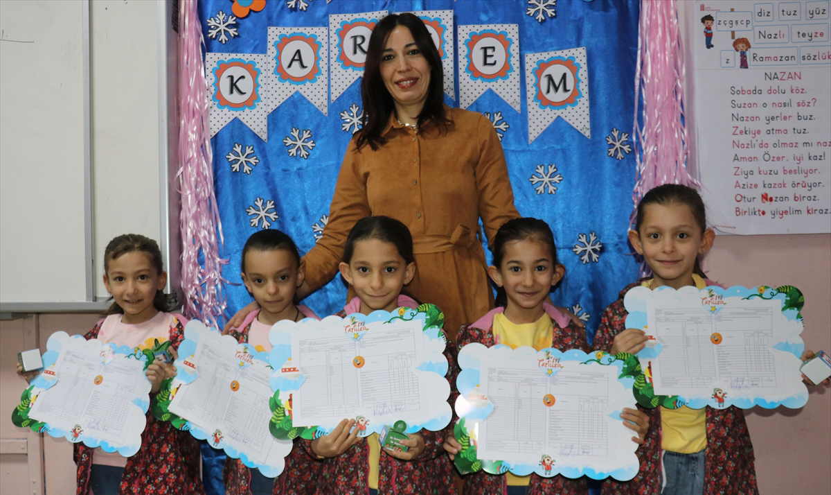 Beşiz kızlar ilk karnelerini aldı hepsinin yüzünde aynı tebessüm 2