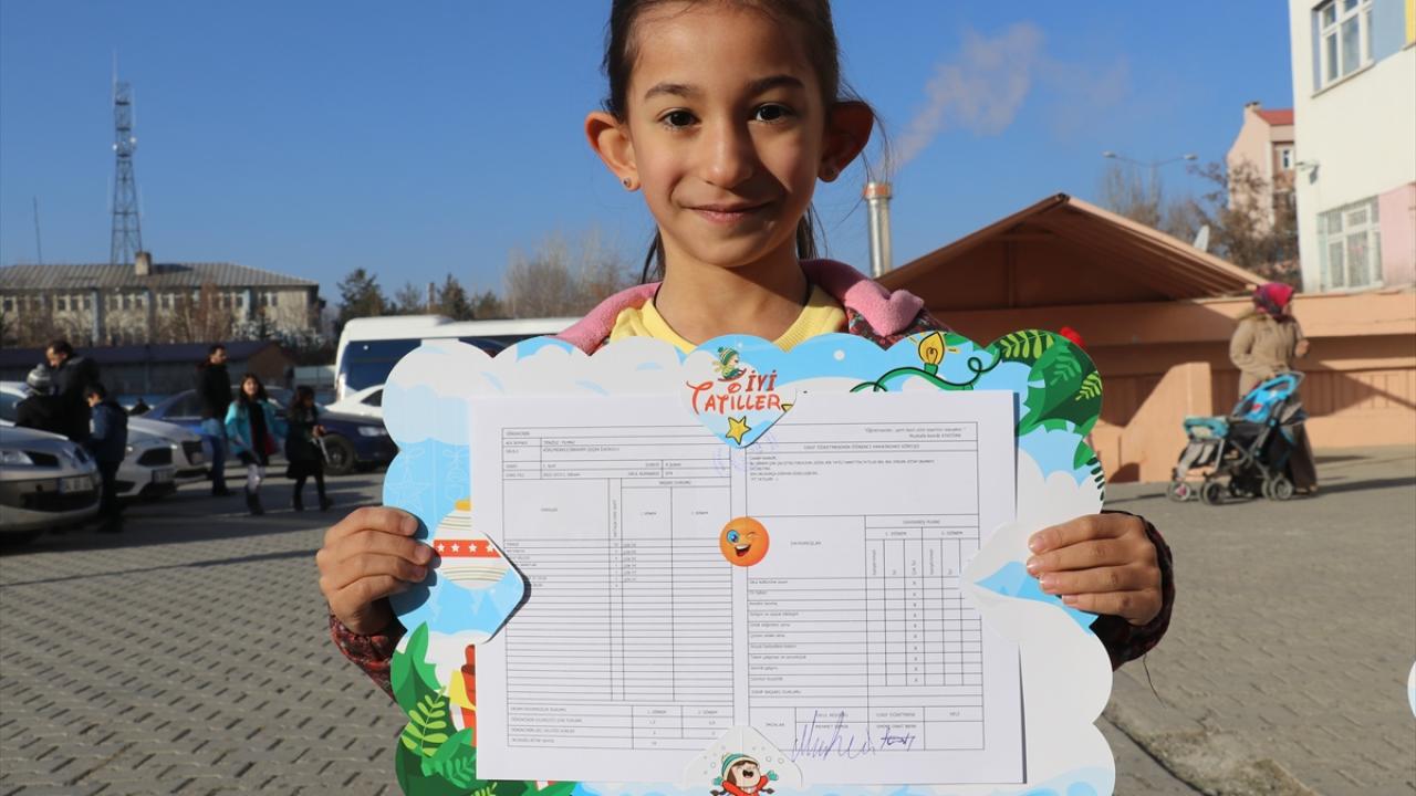 Beşiz kızlar ilk karnelerini aldı hepsinin yüzünde aynı tebessüm 3