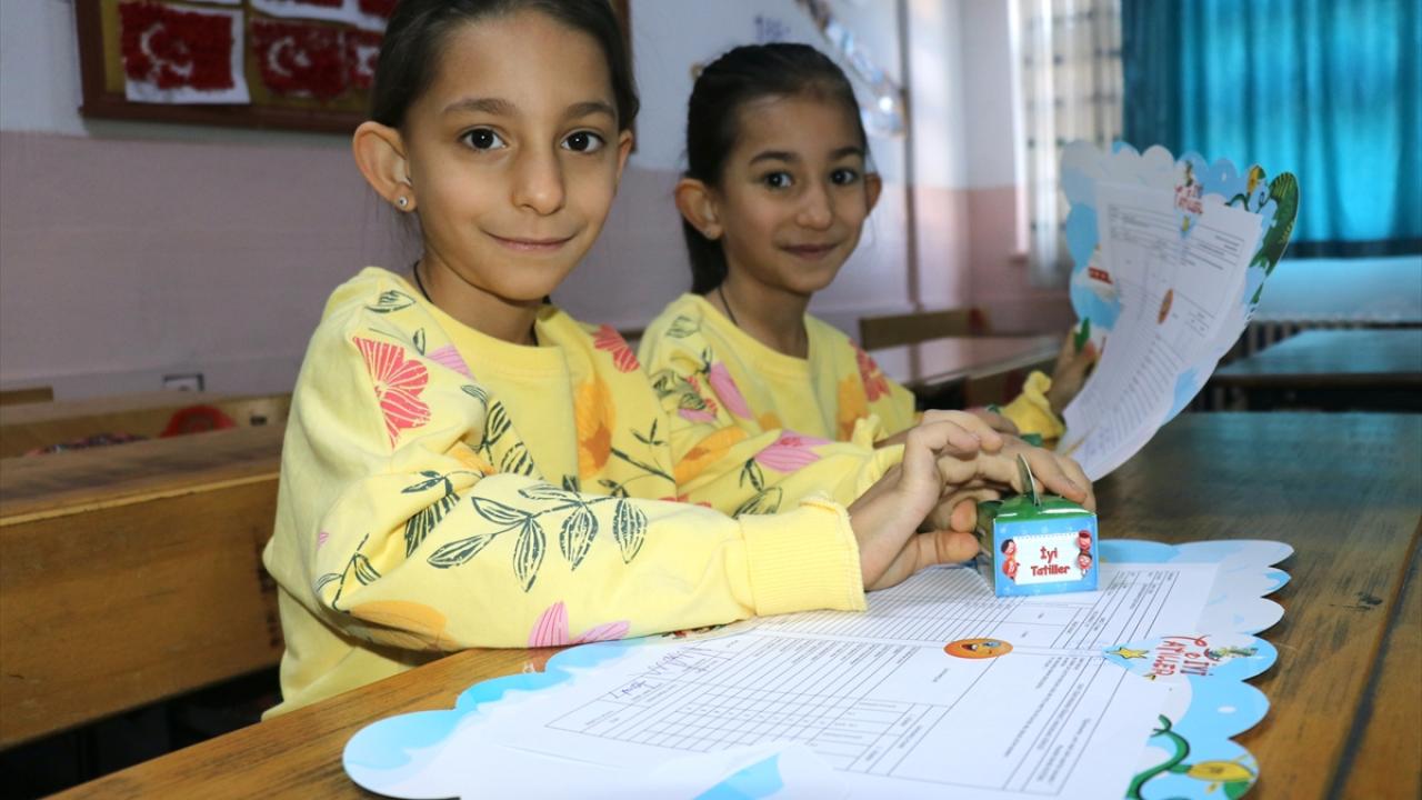 Beşiz kızlar ilk karnelerini aldı hepsinin yüzünde aynı tebessüm 4