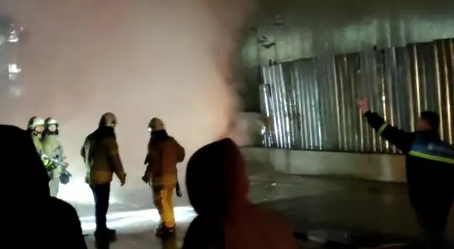 Zeytinburnu'nda doğal gaz patlaması! 4 araç alev alev yandı 3