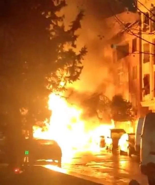 Zeytinburnu'nda doğal gaz patlaması! 4 araç alev alev yandı 1