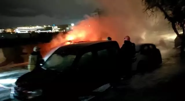 Zeytinburnu'nda doğal gaz patlaması! 4 araç alev alev yandı 2