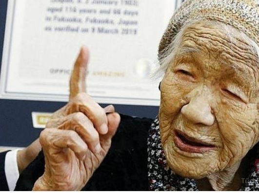 Dünyanın en yaşlı insanı! Uzun yaşamının sırrı yediği 2 besinde saklı 9