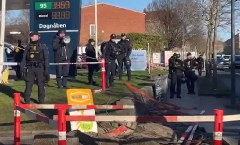 İsveç'ten sonra bu kez de Danimarka'da! Caminin karşısına gelip... 4