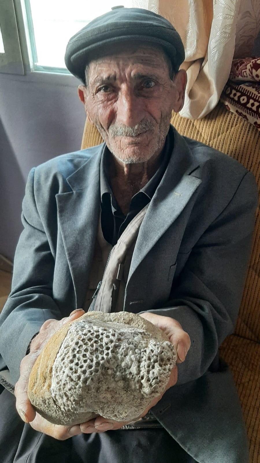 Dağda gezerken buldu, yanından ayırmıyor: Nuh Aleyhi selam zamanında kaldığını düşünüyorum 4