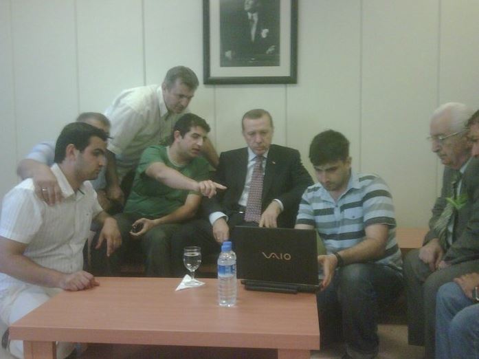 Tarihi fotoğraf ortaya çıktı! Bayraktar kardeşler, 2009 yılında Erdoğan'a İHA'ları böyle anlatmış 1