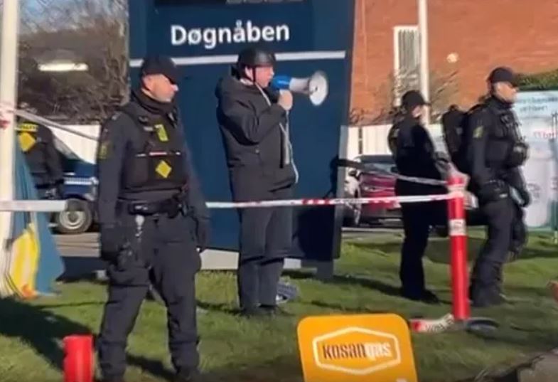 İsveç'ten sonra bu kez de Danimarka'da! Caminin karşısına gelip... 3