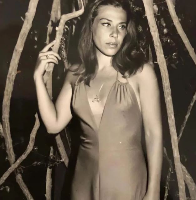 "Bu fotoğrafları albümden buldum... Ne çok mazi paylaştık seninle!" 14