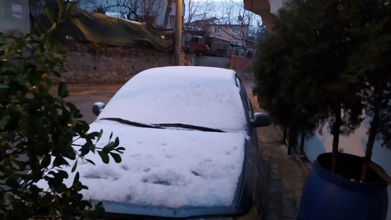 İstanbul'da kar yağışı: Yüksek kesimler beyaza büründü 7